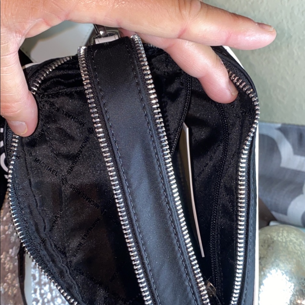 Authentic Michael Kors “CONNIE” shoulder/ crossbody bag $130 - Picture 5 of 5